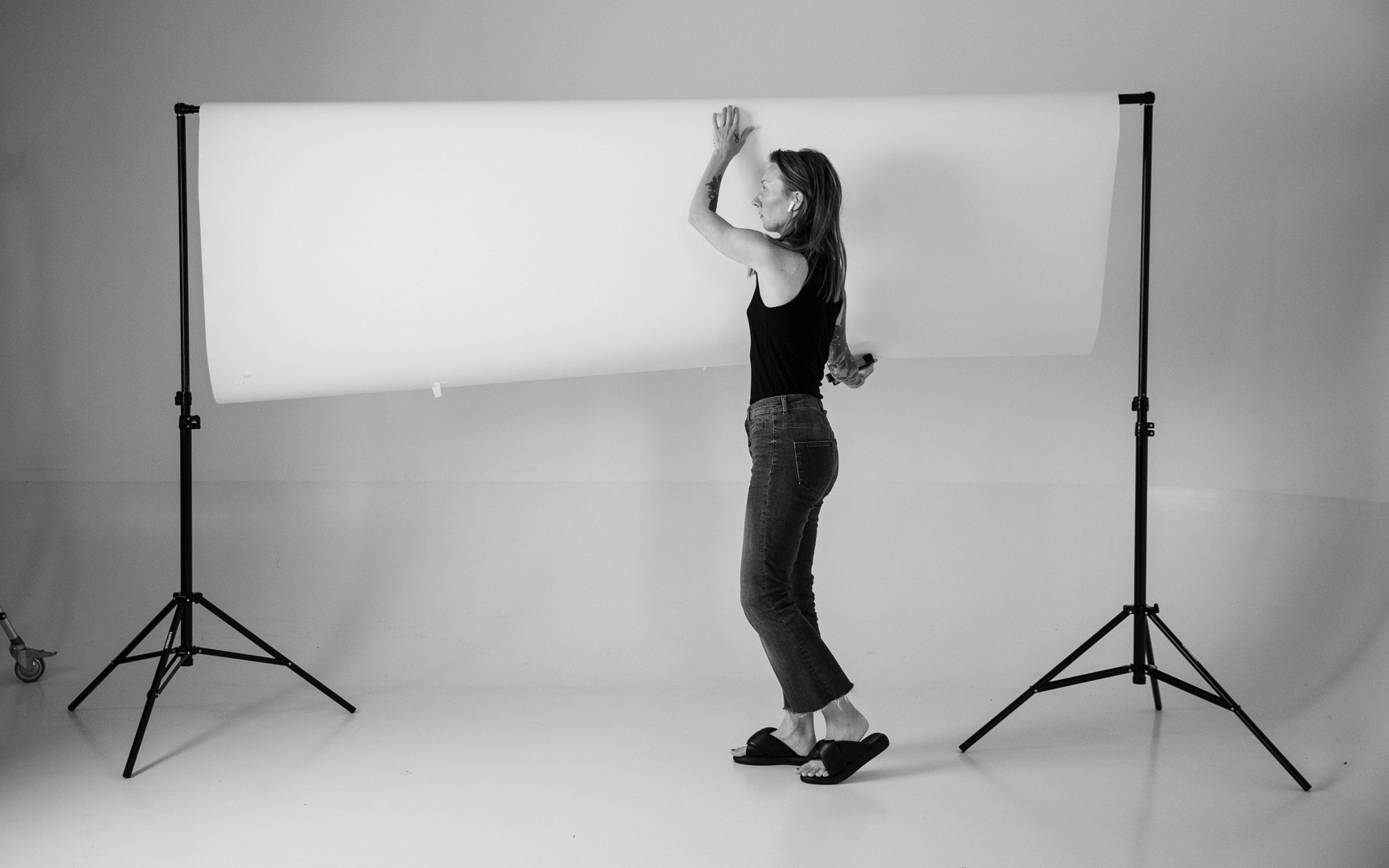 Christine Engström monterar bakgrund i sin studio