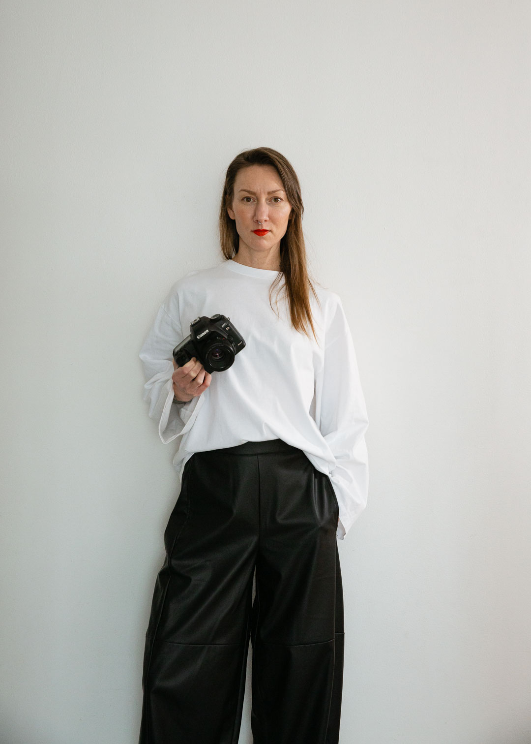 Christine Engström, personal brand-fotograf, med kamera