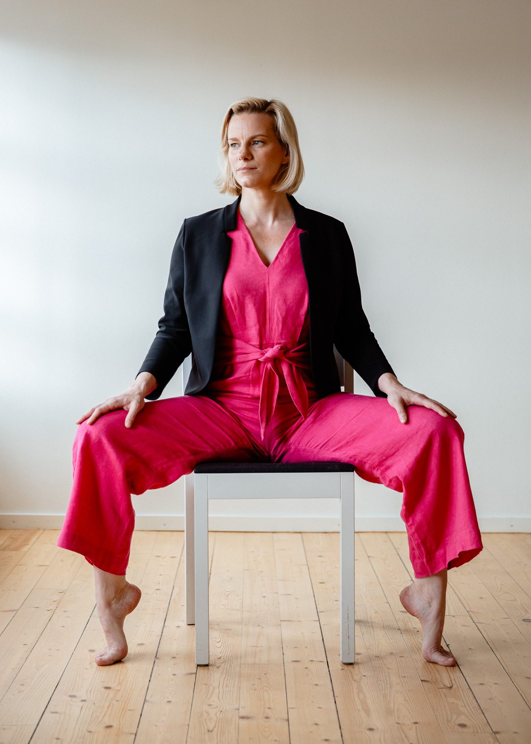 Personal brand-porträtt av företagare i rosa kostym